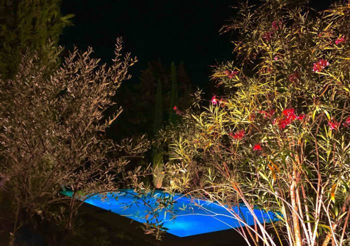 eclairage jardin lumière nuit cyprès oliviers laurier cèdre vaucluse paca sud aix avignon marseille orange