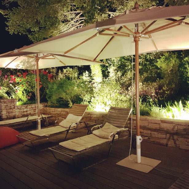 eclairage extérieur aix provence nuit jardin parasol transats jardins de nuit outdoor lighting renaud serniclay