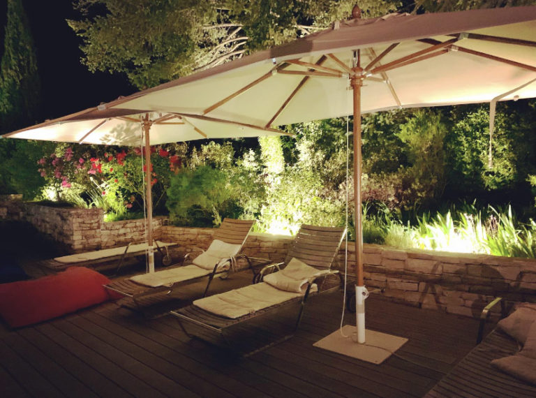 DOMAINE AIXOIS ILLUMINÉ POUR L’ÉTÉ – Plage eclairage extérieur aix provence nuit jardin parasol transats jardins de nuit outdoor lighting renaud serniclay