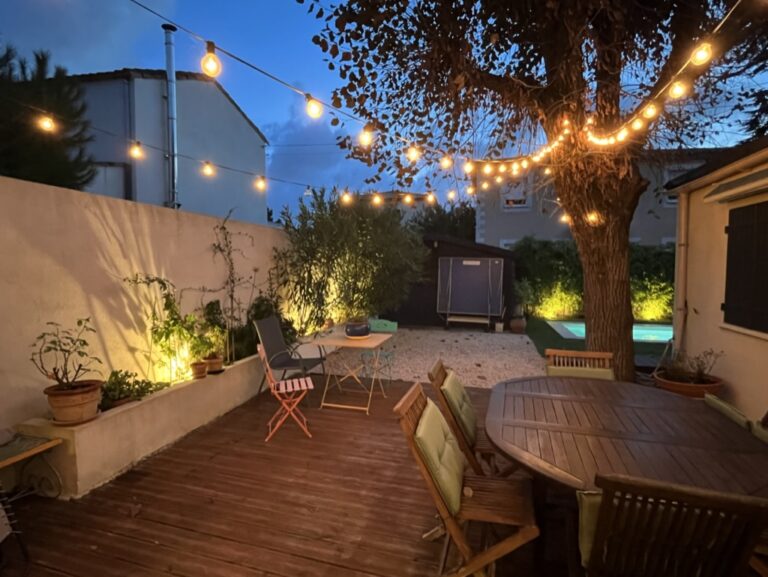 TERRASSE ET JARDIN ILLUMINES A MARSEILLE marseille eclairage maison ville terrasse bois guirlande tilleul jardins de nuit renaud serniclay