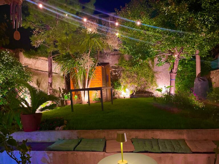PETIT COIN DE PARADIS A MARSEILLE jardins de nuit lumière marseille aix yucca éclairage nocturne mur cabanon